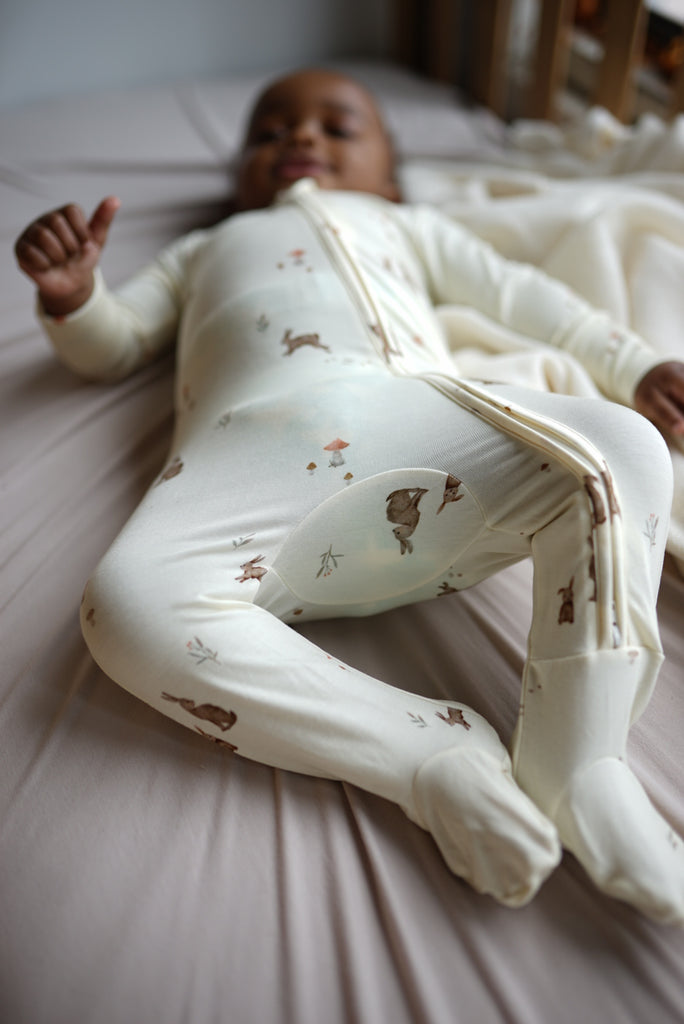 The Safe and Sound Slumber: Exploring the Pros and Cons of Babies Sleeping on Their Sides